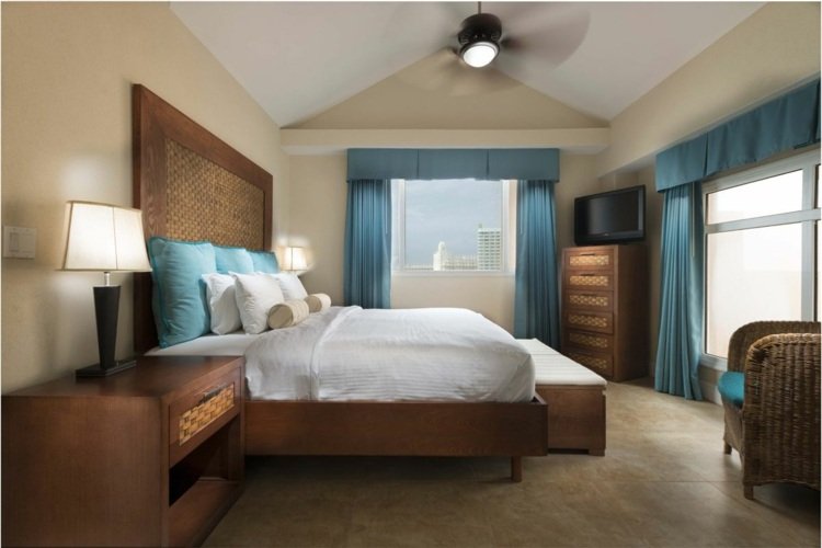 sovrumsidéer blå-accenter-gardiner-sänggavel-överdimensionerade