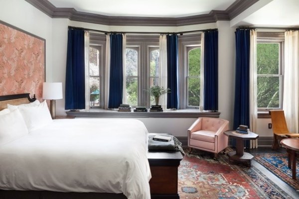 elegant-fönster-idé-sovrum-säng