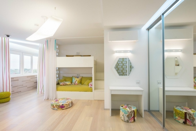 vardags-idéer-vit-barn-rum-loft-säng-ljus-trä-golv