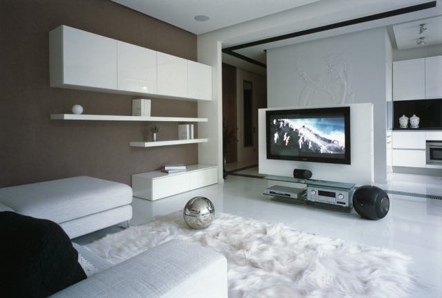 vardags-idéer-vitt-vardagsrum-möbler-brun-accentvägg