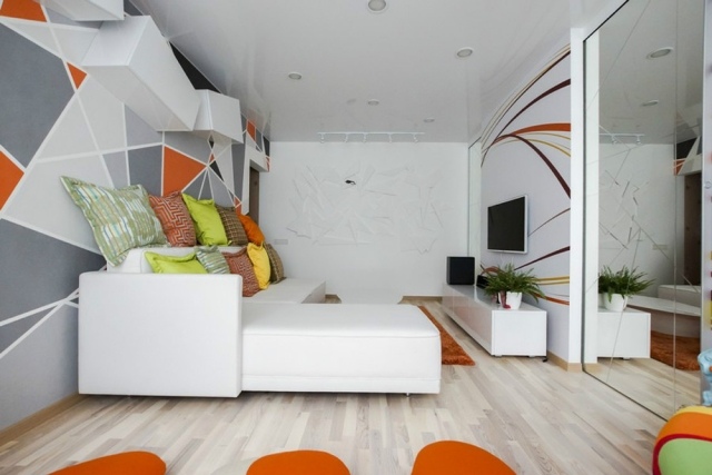 litet-vardagsrum-vit-soffa-accent-vägg-geometriskt-mönster-grå-orange