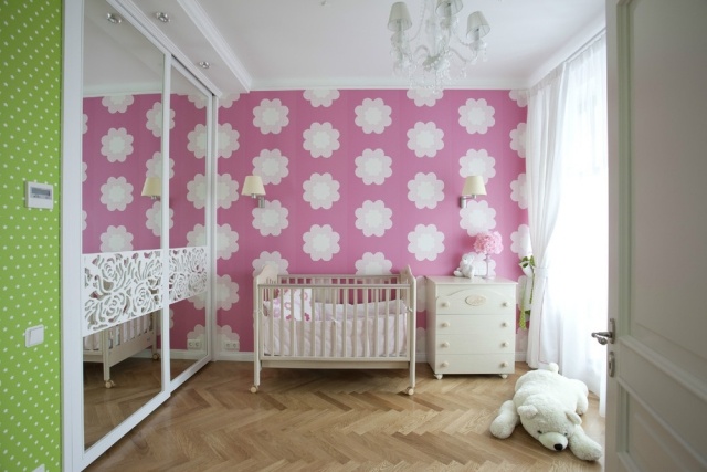 barnrum-accent vägg-tapeter-blommor-garderob-speglade-dörrar-vita-baby-möbler