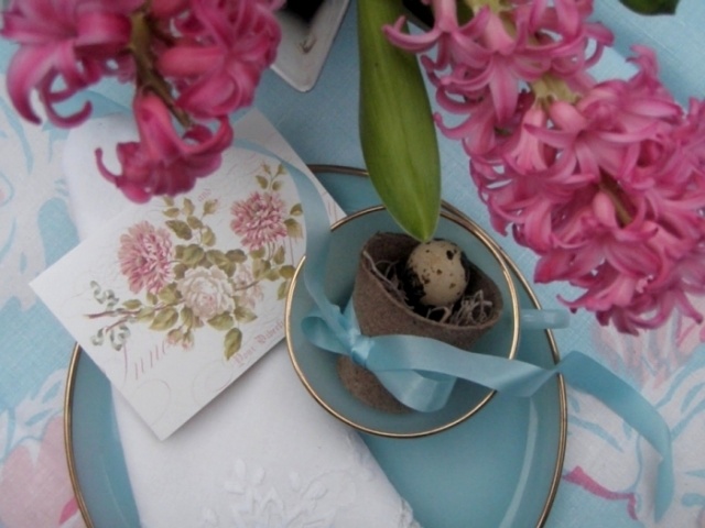 bordsdekoration idé shabby chic rosa hyacint vaktelägg ljusblå