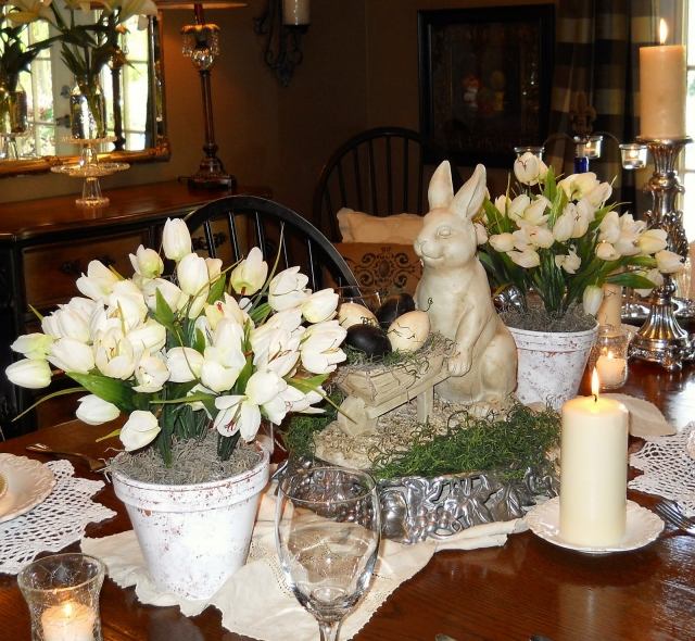 påsk dekoration bord lanthus stil moss kanin figur tulpaner lerkruka