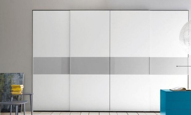 4-dörrars garderob, vit blank yta, dekorativ silverkant