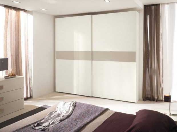 Garderob idéer modern golv till tak vit högglansig yta