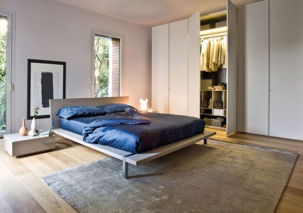 Vridbar dörr garderobssystem i sovrummet med inre belysning