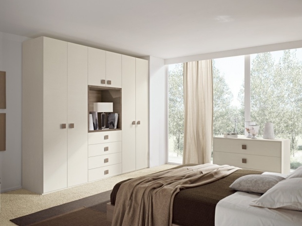 Skåp och byrå klassiskt designat sovrum vitlackerat trä