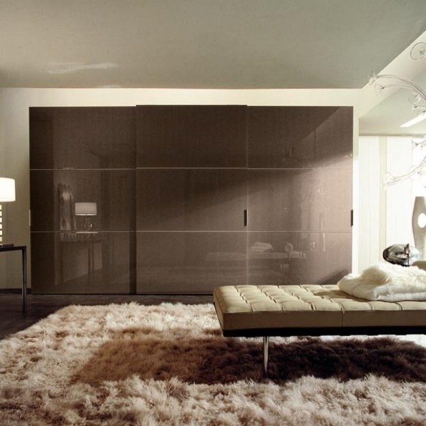 Sovrumsgarderob-högglanseffekt beige shaggy mattor