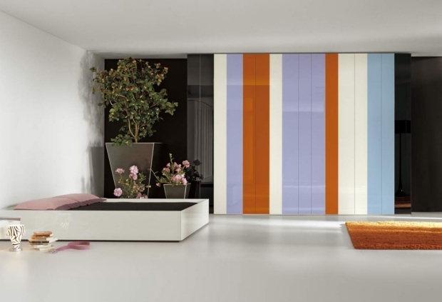 inbyggd garderob sovrumsmöbler-färgade ränder vitorange