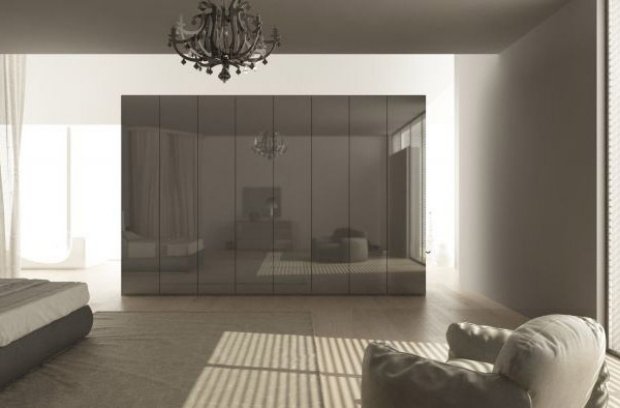 lyxig garderob trä 8 dörrar reflekterande yta genomarbetade möbler