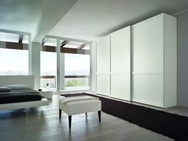 3-dörrars garderob-moderna italienska möbler-puristisk stil