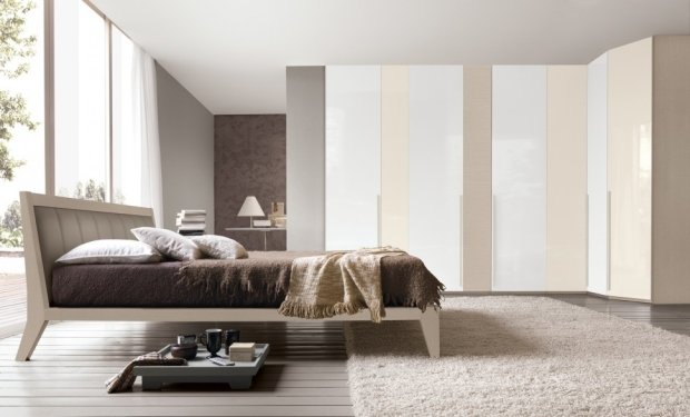 idéer hörngarderob-vita svängdörrar italienska möbler sovrum dubbelsäng