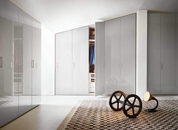 Rum med sluttande tak inbyggda garderober-vita roterande dörrar