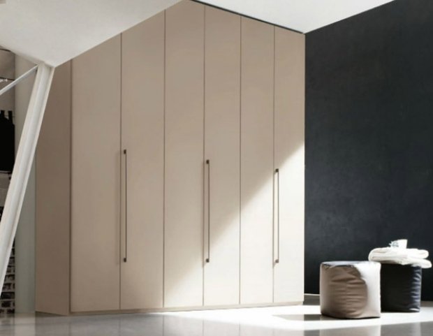 6-dörrars garderob-korridor möbler praktiskt taget gräddvita metallhandtagslister
