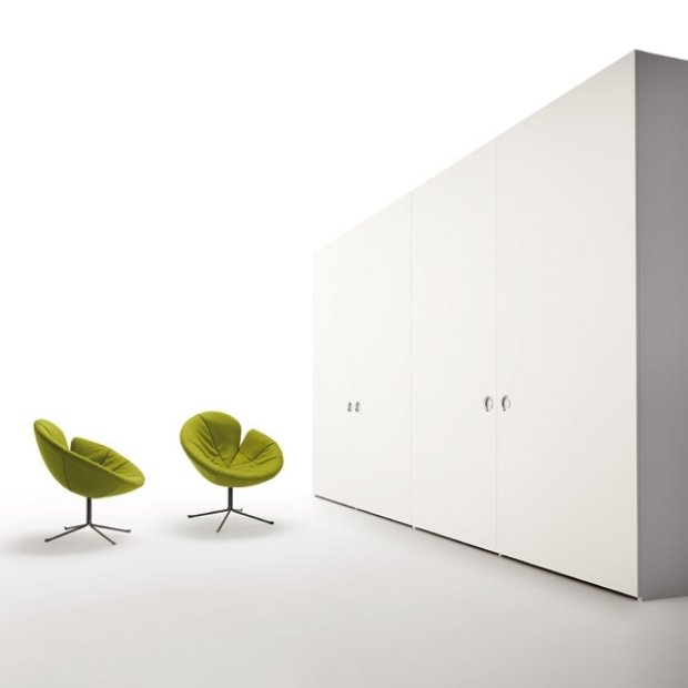 Möbeldesign puristisk vit garderob gröna fåtöljer