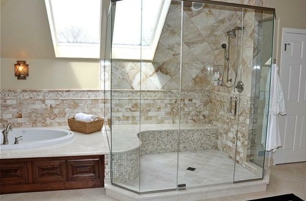 Idéer-badrum-med-sluttande tak-beige-marmor-kakel