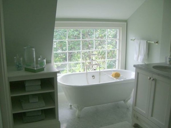 Idéer-badrum-med-sluttande tak badkar