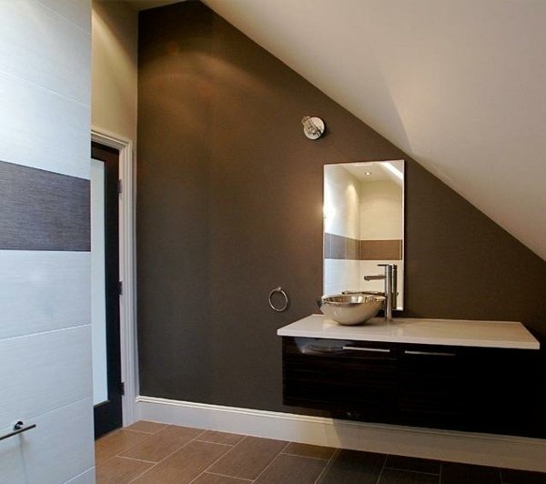Idéer-badrum-med-sluttande tak-brun-accent-vägg