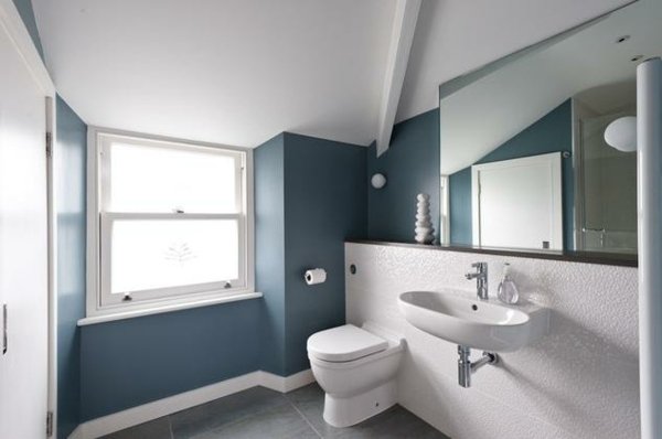 Idéer-badrum-med-sluttande tak-ljus-blå-kontur