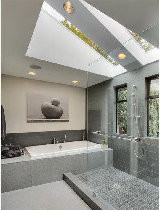 grå-badrum-med sluttande tak
