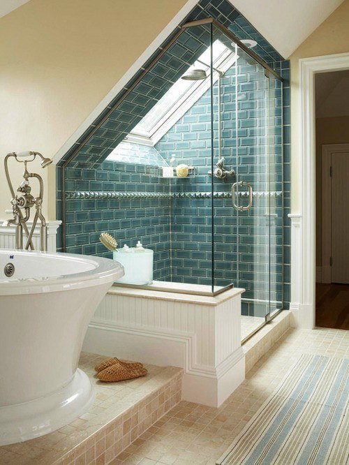 Idéer-badrum-med-sluttande tak-blå-tegel