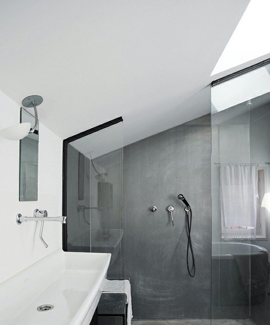 Idéer-badrum-med-sluttande tak-grå-glas