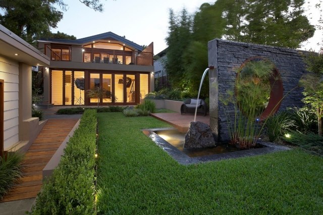 Vattenfontän trädgård design idéer natursten minimalistiskt hus