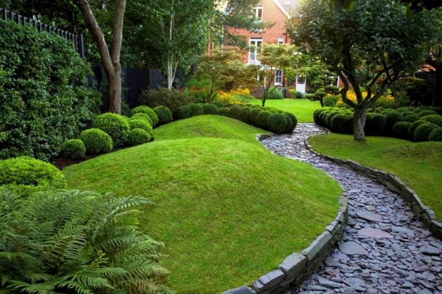 Engelsk lantlig stil trädgård sten väg gränsen