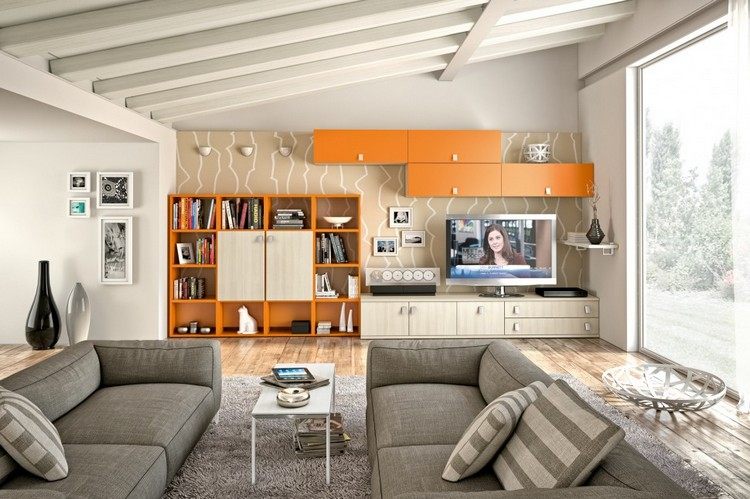 skåp-vägg-vardagsrum-ljus-trä-orange-tv