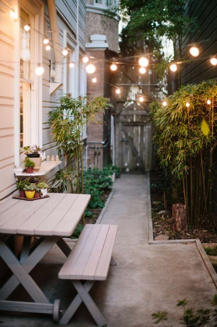 urban-trädgård-design-litet-rum-romantiskt-kväll-bänk-lampor