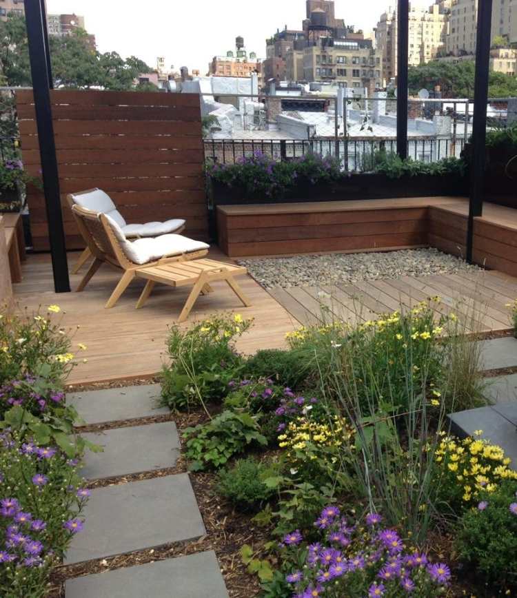 urban-trädgård-design-litet-rum-takterrass-solstolar-trä-golv-växter