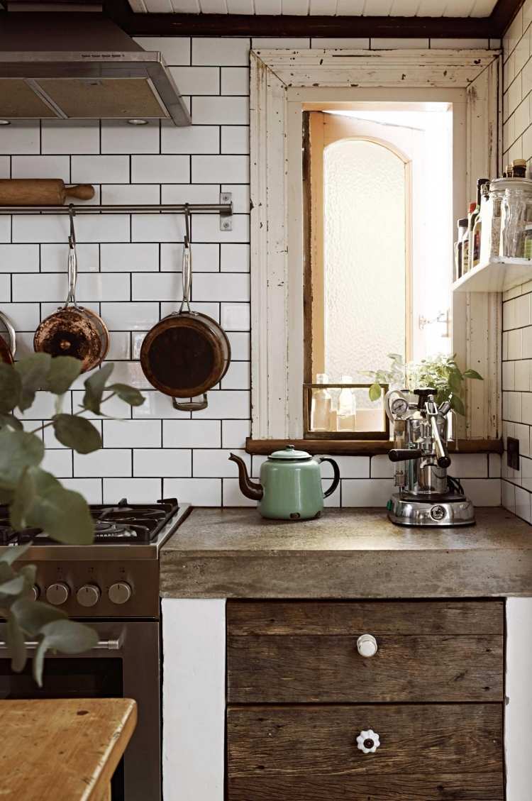 vit-rustik-kök-natur-trä-kakel-kök-vägg-fönster-gamla