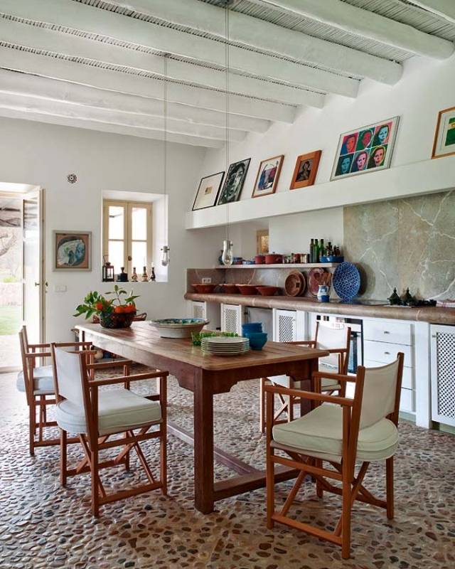 rustikt-vitt-kök-idéer-vägg-design-sten-synligt-trä-bord