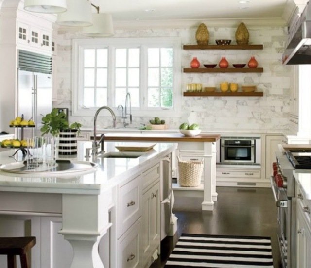Lantligt hus-modernt-kök-idéer-vita-väggar-bänk-marmor