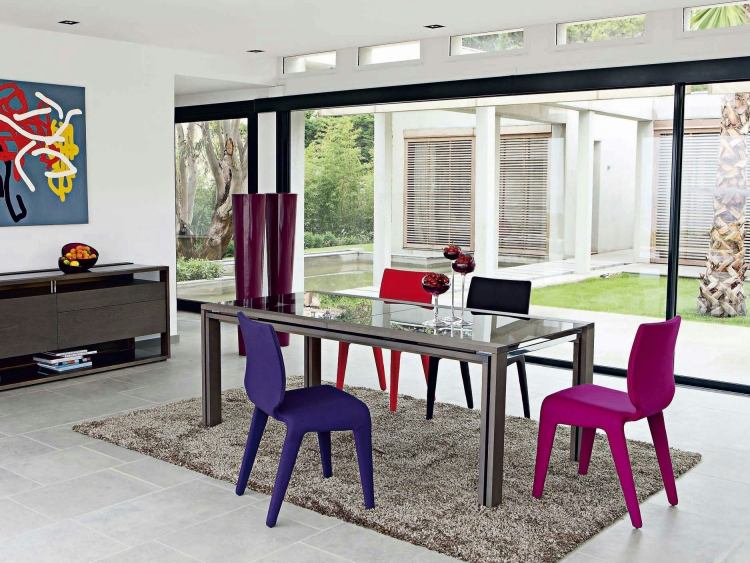 modern-matsal-möbler-inredning-design-svart-grå-stolar-violett-lila