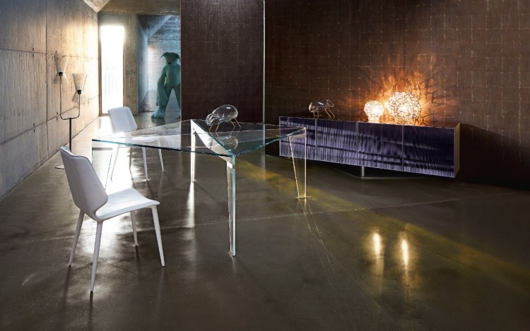 modern-matsal-möbler-interiör-design-transparent-glas-matbord-stolar-vit