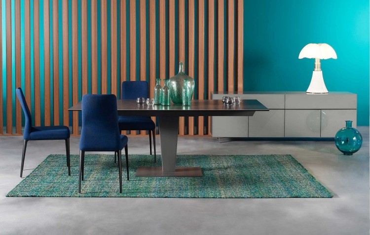 modern-matsal-möbler-inredning-design-vägg-färg-turkos-blå-stolar-klädsel-matta-matbord-rostfritt stål