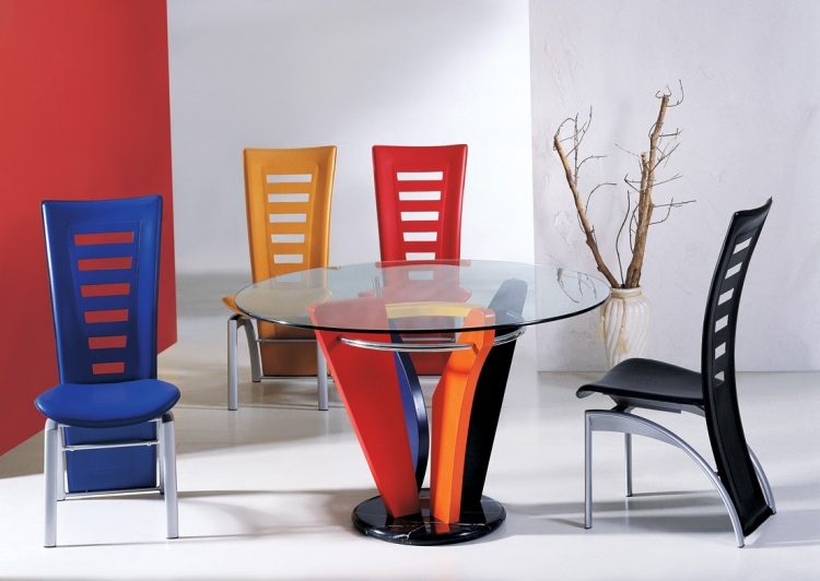 modern-matsal-möbler-inredning-design-extravagant-ljusa-färger-svarta-stolar-glasplatta