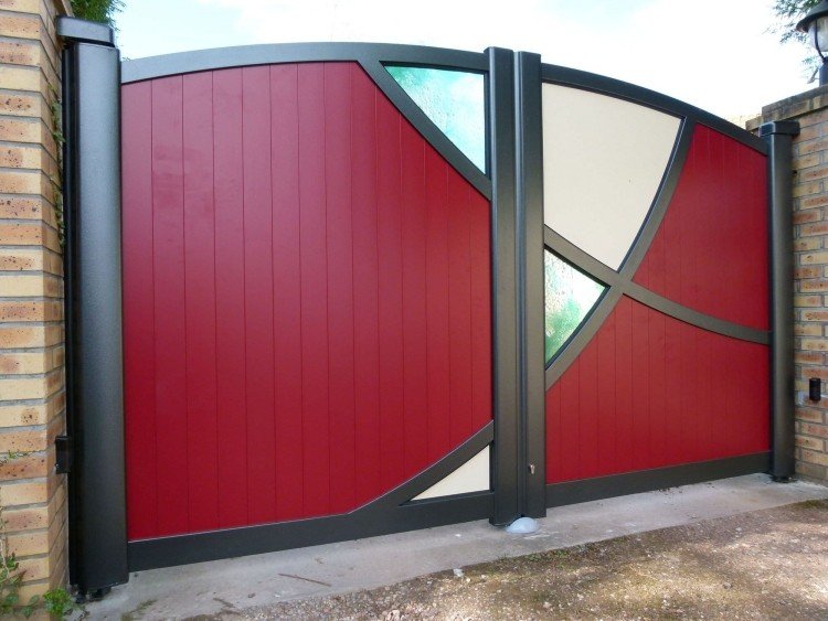 moderna trädgårdsgrindar-aluminium-röda-fyllande glasrutor