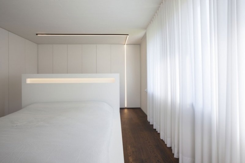 moderna-levande-idéer-sovrum-minimalistiska-vita-gardiner-trä-golv-indirekt-belysning