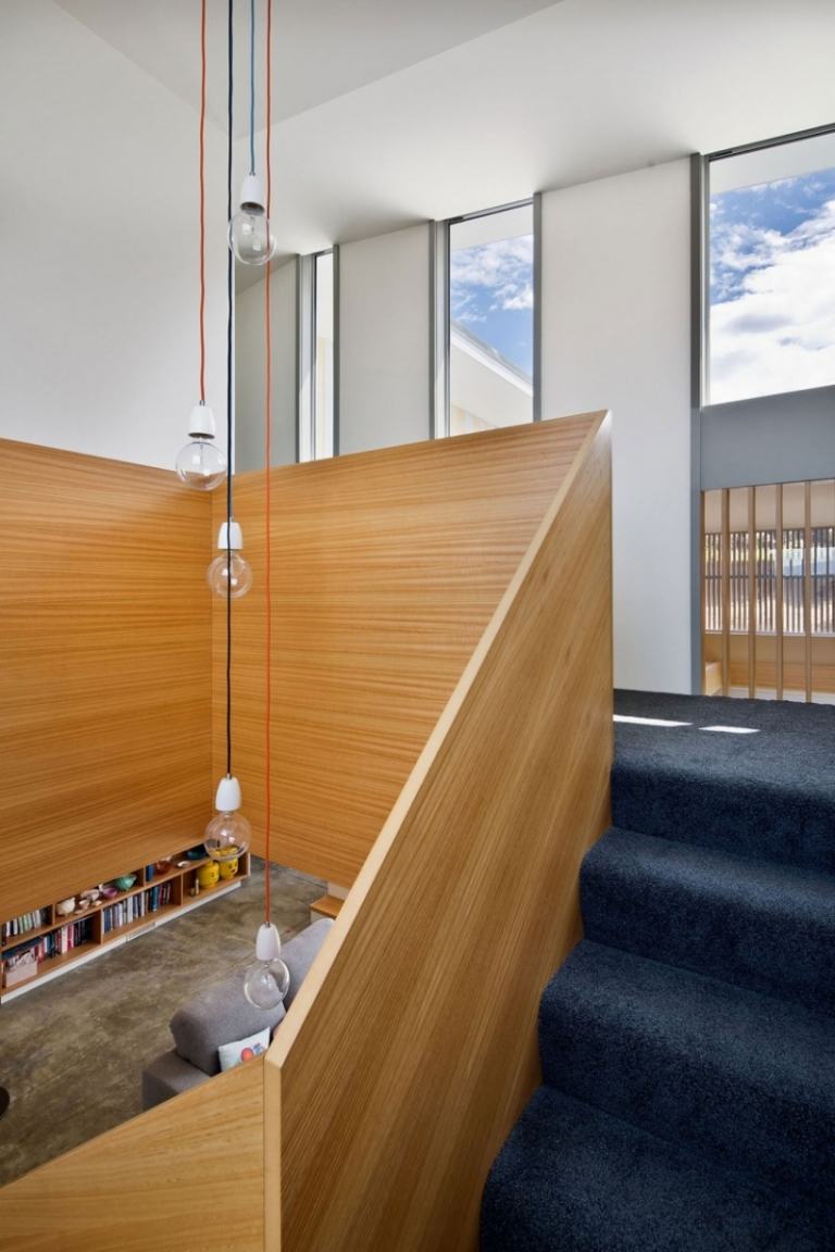 moderna-levande-idéer-trappor-minimalistiska-trä räcken-mattor-grå-hängande lampor