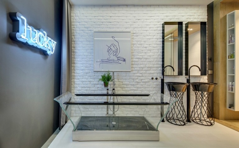 moderna-levande-idéer-badrum-tvätt-konsol-svart-badkar-rektangulärt-glas-tegel-vägg-vitkalkade-neon-skrift