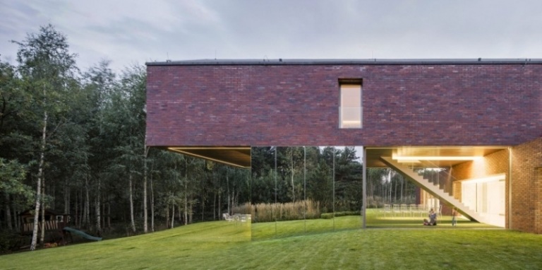 moderna-levande-idéer-hus-platt-tak-tegel-gräsmatta-fönster-vägg-trappor-speglade