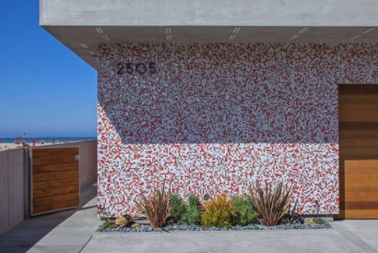 moderna-levande-idéer-strand-hus-vägg-torka-älskande-växter-mosaik-grå-röd
