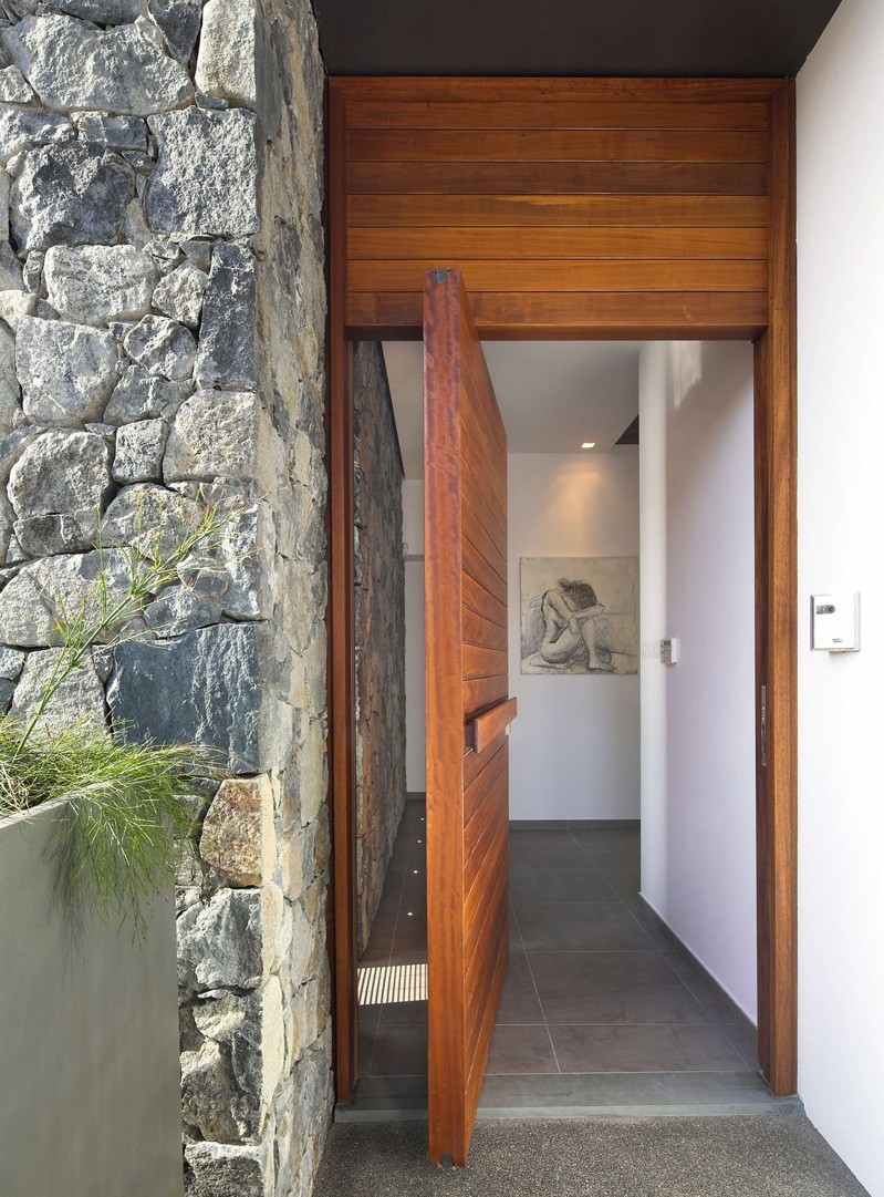 modern-levande-idéer-ytterdörr-massiv trä-väggbeklädnad-natursten-obehandlad-vacker