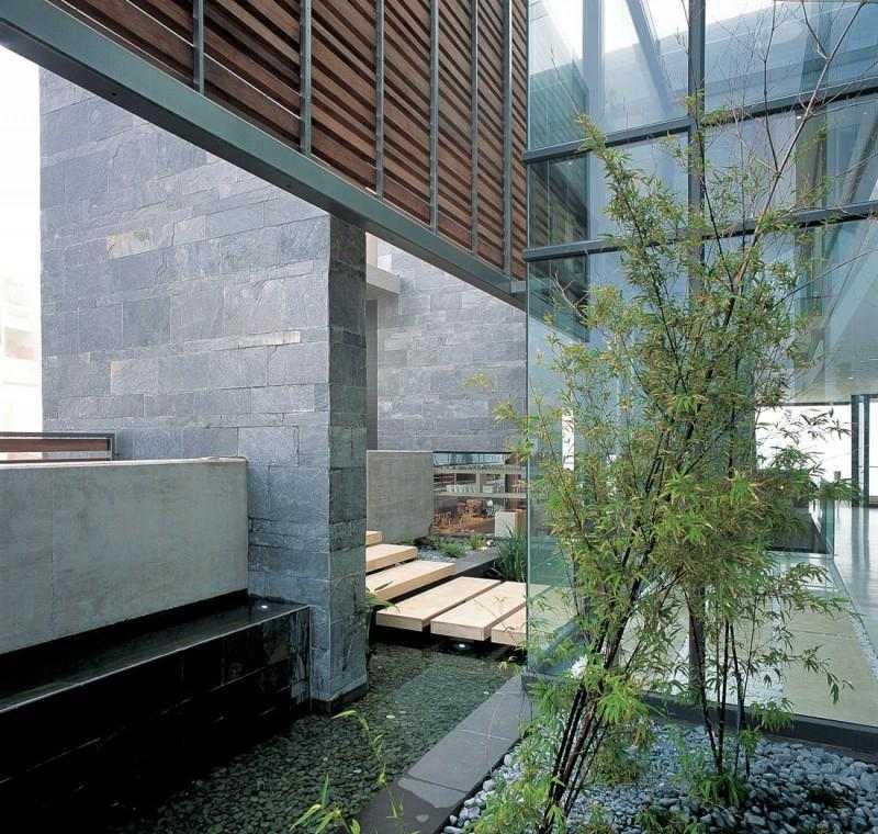 moderna-levande-idéer-hus-inre-trädgård-grus-vatten-natursten-fönster-vägg-glas
