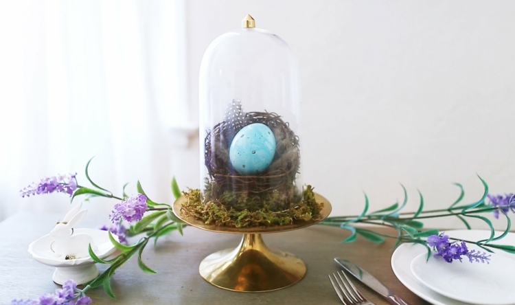 Påskdekorationsidéer bordsdekoration-dessertställ-mässing-klockburk-bo-blå-ägg