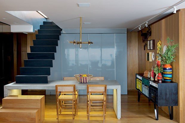 trappor-design-integrerat-matbord-betong-modern lägenhetsdesign
