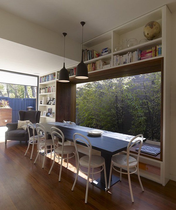 bänk-vid-fönstret-matbord-bokhyllor modern lägenhet design